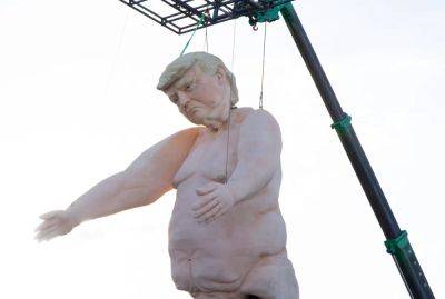 Donald Trump - Kelly Rissman - What about crowd size? 43ft nude Trump statue erected along Las Vegas highway - independent.co.uk - Usa - New York - state Nevada - city Las Vegas - Los Angeles - city Seattle - county Cleveland - San Francisco