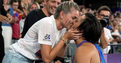 Paralympic Sprinter Makes Grand Romantic Gesture In Front Of Entire Stadium