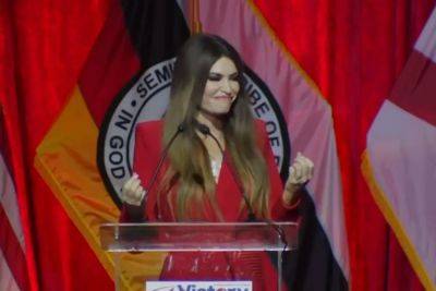 Donald Trump-Junior - Kimberly Guilfoyle - Gustaf Kilander - Kimberly Guilfoyle forced to ask audience to clap as awkward speech falls flat - independent.co.uk - Usa - state Iowa - state Florida